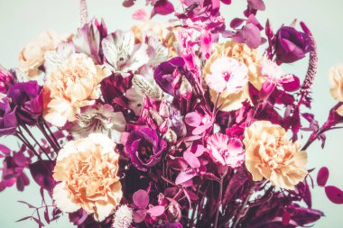 Karanfilli buket çiçekleri, Alstroemeria ve Eustoma. Tonlu, renkli bir resim. Kapat..