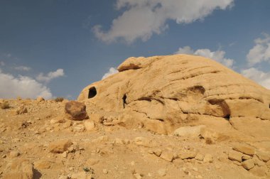 Petra, Ürdün - 11.29.2009: Antik Petra şehrinin kalıntıları. Doğal ışık için delikli kırmızı kumtaşı kayaları.