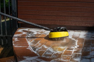 Vilnius, Litvanya - 07.04.2021: Karcher yüksek basınçlı çamaşır makinesiyle arka bahçeyi temizleme. Seçici odak.