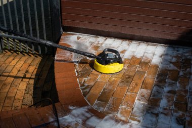 Vilnius, Litvanya - 07.04.2021: Karcher yüksek basınçlı çamaşır makinesiyle arka bahçeyi temizleme. Seçici odak.