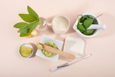 Adaçayı maskesi. Adaçayı yaprakları, beyaz kil, yağ, limon. Güzellik tedavisi. Ev yapımı organik kozmetik. Üst görünüm.