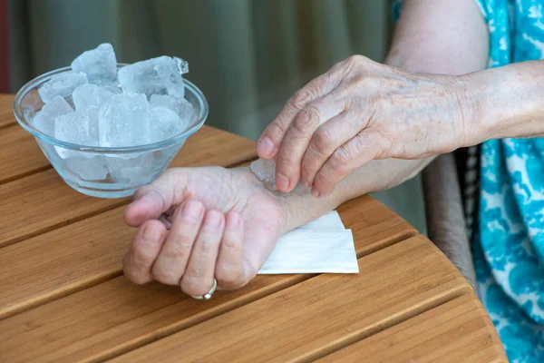 Starší Žena Drží Kostku Ledu Zápěstí Jak Zůstat Pohodě Horkém — Stock fotografie