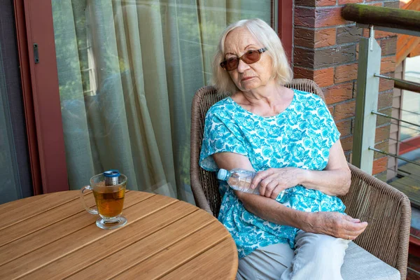 Senior Kvinna Håller Flaskan Med Kallt Vatten Armbågen Böja Hur — Stockfoto