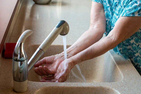 Senior Kvinnor Händer Kallt Rinnande Vatten Närbild Hur Man Håller — Stockfoto