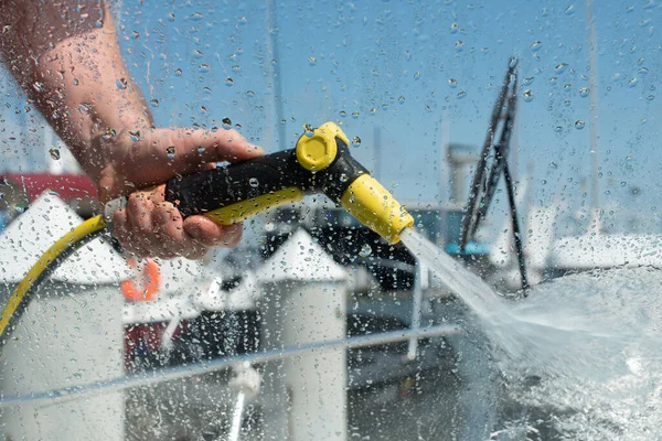 Mão Segurando Pistola Água Homem Barco Lavagem Com Sistema Água — Fotografia de Stock