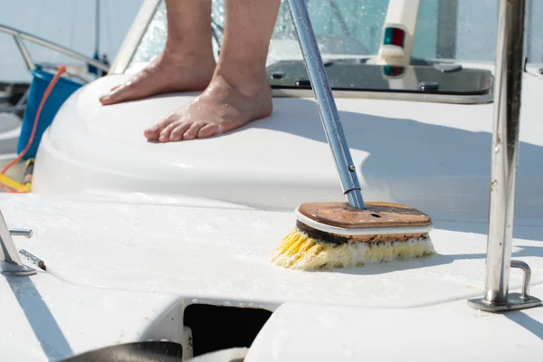 Homem Lavando Barco Branco Com Escova Sistema Pressão Água Cais — Fotografia de Stock