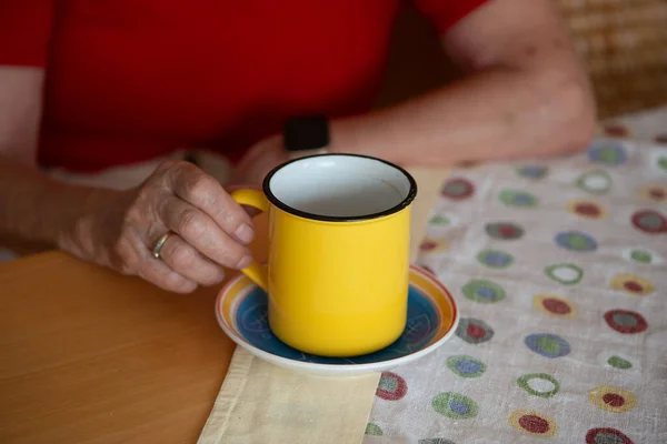 Старшая Женщина Держит Чашку Утреннего Кофе Закрыть — стоковое фото
