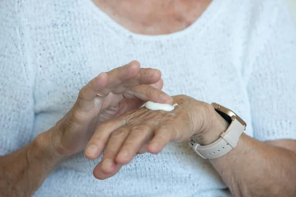 Senior Kvinnor Applicerar Handkräm Hennes Händer Närbild Seniorer Vardag — Stockfoto