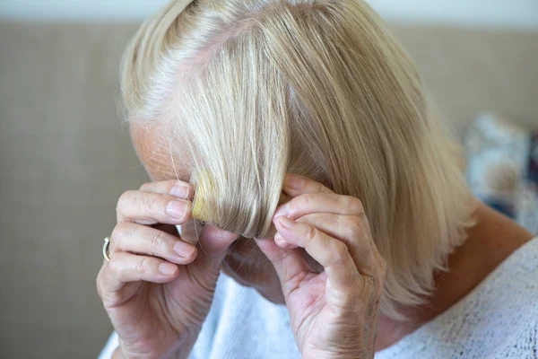 Старшие Женщины Используют Катки Волос Сделать Волосы Кудрявыми Закрывай Пожилые — стоковое фото
