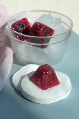 Cilt bakımı için kuşüzümü. Frenk üzümlü buz küpleri. Ev yapımı cilt bakımı. Kapatın. Doğal DIY güzellik ürünü.