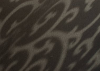 Gölgeli karanlık bir arka plan. Soyut süs gölgeleri deseni. Zarif egzotik bir geçmişi var. Kapat..