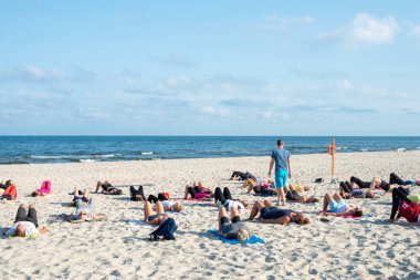 Nida, Litvanya - 08.06.2021: Baltık Denizi kıyılarında yoga eğitimi