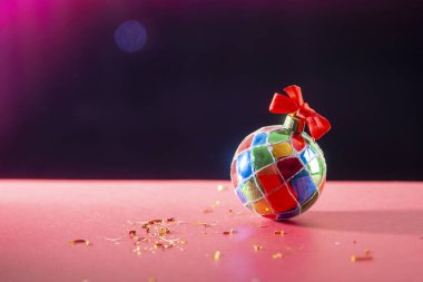 Mor arkaplanda ışık sızıntısı olan bir noel hediyesi.. 