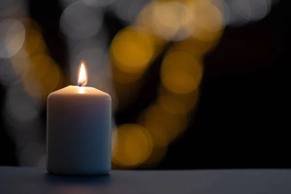 Candela Accesa Sfondo Nero Con Bokeh Natale Cristiano — Foto Stock