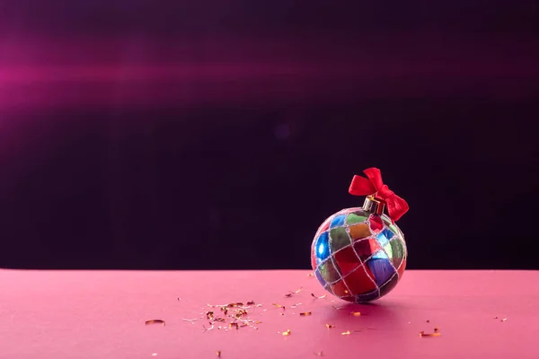 Navidad Bauble Primer Plano Sobre Fondo Púrpura Con Fugas Luz —  Fotos de Stock