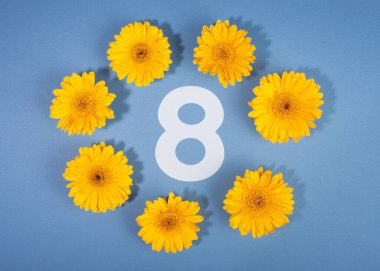 Mavi arka planda sarı gerbera çiçekleri ile çevrili 8 numara.