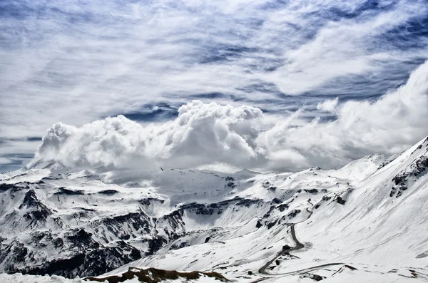 Gyönyörű kilátással az Alpok. Havas csúcsok-felhők. Nemzeti Park Hohe Tauern, Ausztria. Grossglockner magas alpesi út. — Stock Fotó