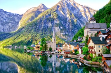 Güzel manzara Alp Hallstatt kasaba ve Hallstattersee Gölü. Salzkammergut, Avusturya.