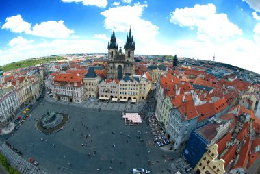 T Prag eski şehir Meydanı'nda geleneksel kırmızı çatılar ile evler