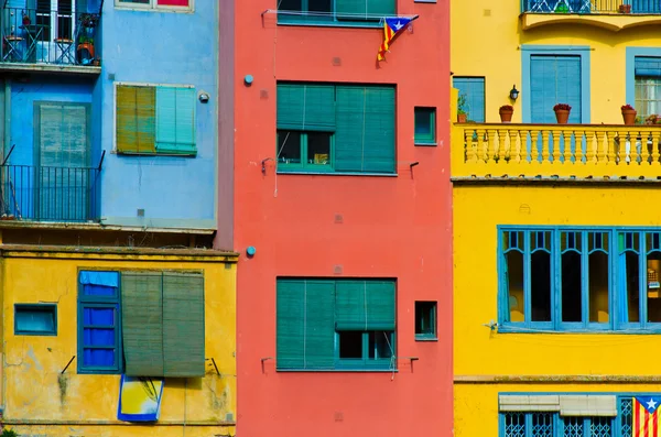 Detail barevné starých domů a windows. Girona, Španělsko. Colo — Stock fotografie