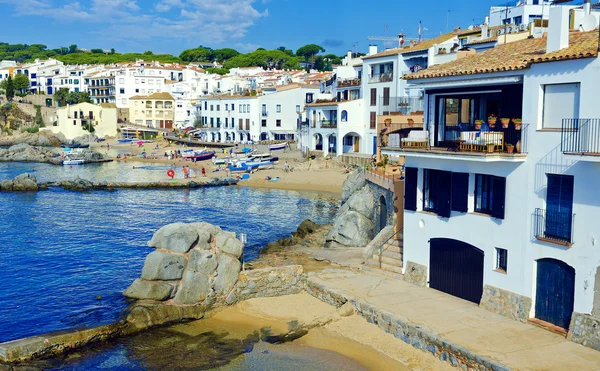 Casas blancas en la costa. Pueblo costero de Calella de Palafrugell en — Foto de Stock