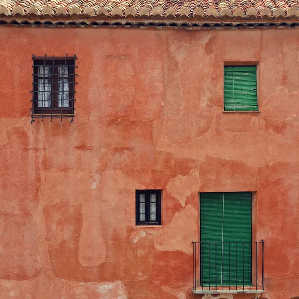 Закройте стены красный старинные дома с четвертой windows. Цвет bl — стоковое фото