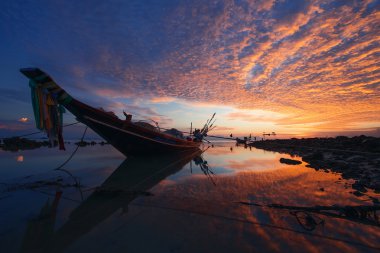 Gün batımında balıkçı teknesi