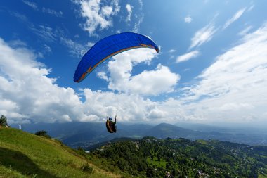 Sarangkot Pokhara Nepal - 18 Ağustos 2014 Pokhara Sarangkot Dağı'nda yamaç paraşütü