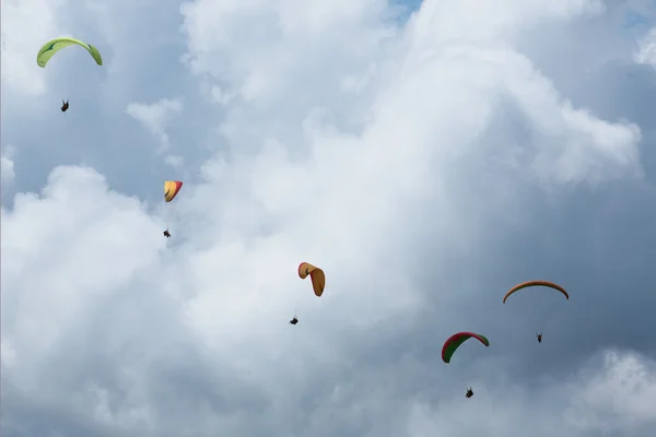 Sarangkot Pokhara Nepal - August 18 2014 Paragliding on the mountain Sarangkot in Pokhara — Stock Photo, Image