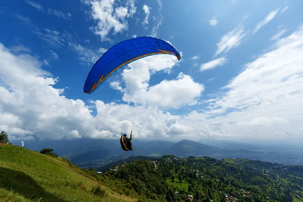 Sarangkot Pokhara, Nepál - 18 srpna 2014 Paragliding na hoře Sarangkot v Pokhara — Stock fotografie