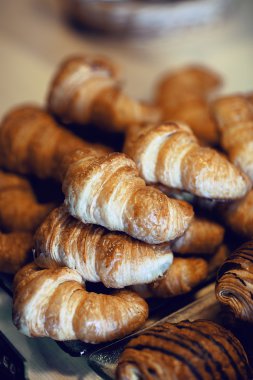 Açık büfede kruvasan ekmeği