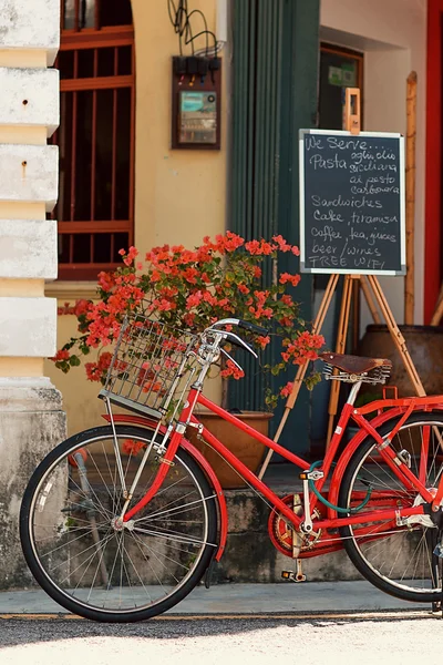 Red old bicycle ,street  Jalan Sehala,George Town — Stock Photo, Image