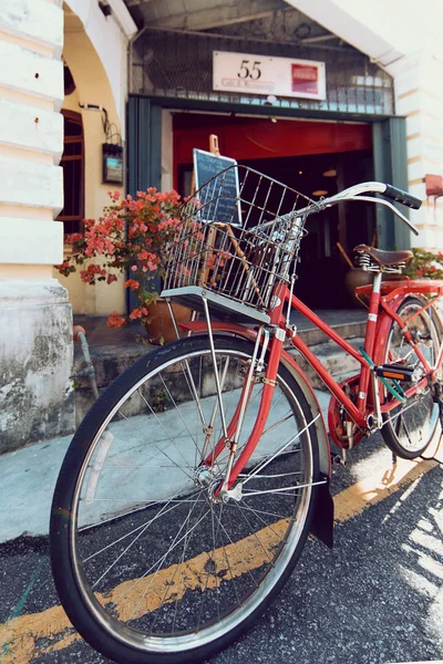 赤い古い自転車、街ジャラン ・ Sehala、ジョージ ・ タウン — ストック写真