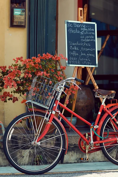 Kırmızı eski bisiklet, sokak Jalan Sehala, George Town — Stok fotoğraf