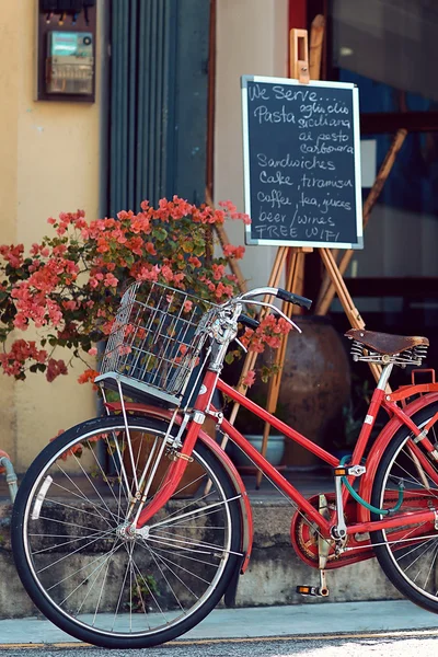 Червоний старий велосипед, вулиця Jalan Sehala, Джордж-Таун — стокове фото