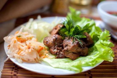 lahana ve salata ile ızgara kebab