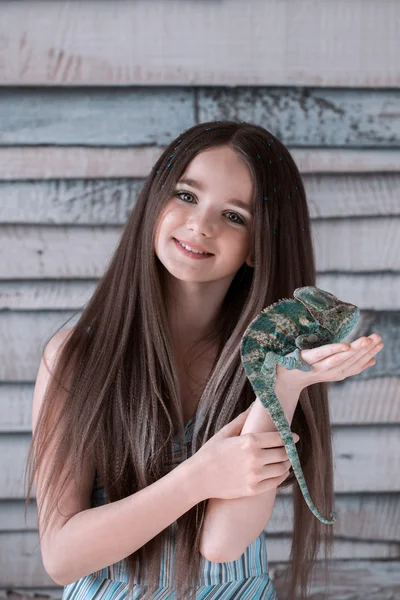 Chica con camaleón — Foto de Stock