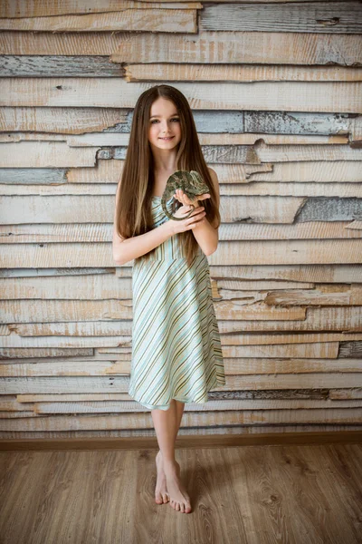 Bastante pequeña chica con camaleón — Foto de Stock