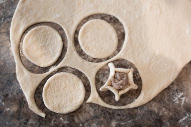 Tablodaki yıldız hamur tatlısı
