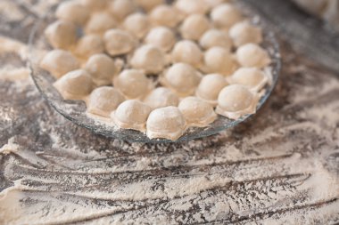 Plaka üzerinde ev yapımı hamur tatlısı