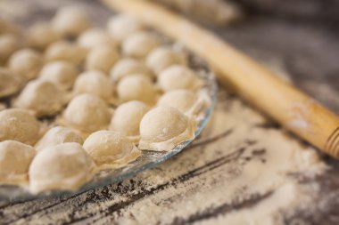 Plaka üzerinde ev yapımı hamur tatlısı