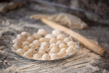 Plaka üzerinde ev yapımı hamur tatlısı