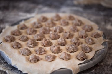 Metal süzgeç içinde ev yapımı hamur tatlısı