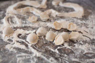 Masanın üzerine ev yapımı hamur tatlısı