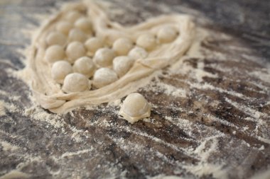 Masanın üzerine ev yapımı hamur tatlısı