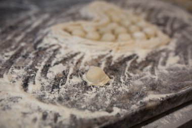 Masanın üzerine ev yapımı hamur tatlısı