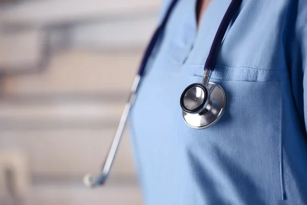 Fonendoscópio no braço do médico — Fotografia de Stock