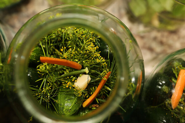 Несколько огурцов в банке
