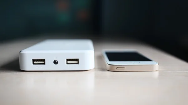 Powerbank และโทรศัพท์ — ภาพถ่ายสต็อก