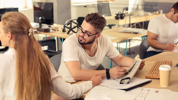 Architekt-Designer im Büro — Stockfoto